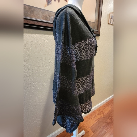 NWOT Mur Mur Poncho Style Top with Hood - Size L - Picture 5 of 8